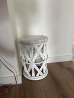 Witte rotan bijzettafel / krukje, Wit, Riet of Rotan, Ophalen of Verzenden, Zo goed als nieuw