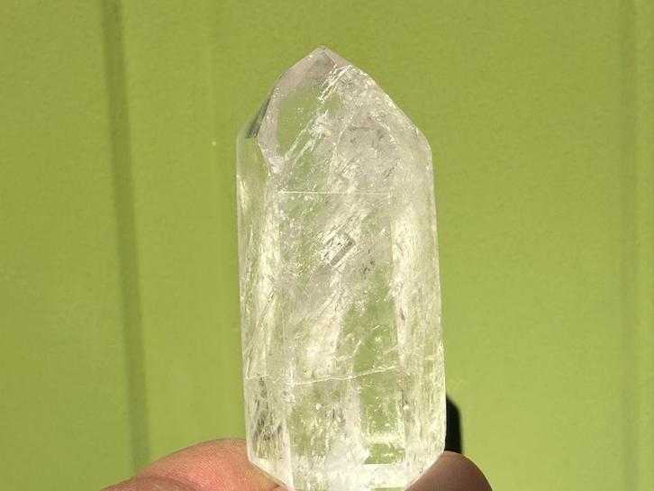 Bergkristal obelisk punt mineralen uit Madagaskar, Verzamelen, Mineralen en Fossielen, Mineraal, Ophalen of Verzenden