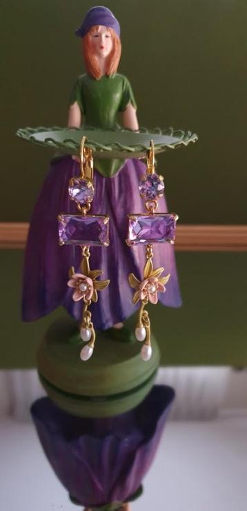 Leuke handgemaakte oorbellen met paars kristal en bloemen beschikbaar voor biedingen