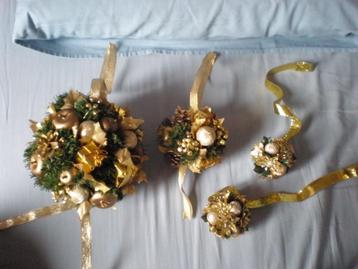 4 bollen kerstdecoratie kunstgroen en goudkeurige elementen  beschikbaar voor biedingen
