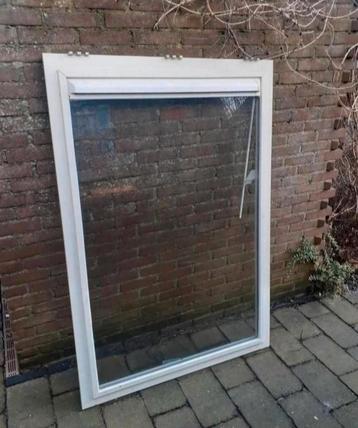 Houten kozijn met dubbel glas  beschikbaar voor biedingen