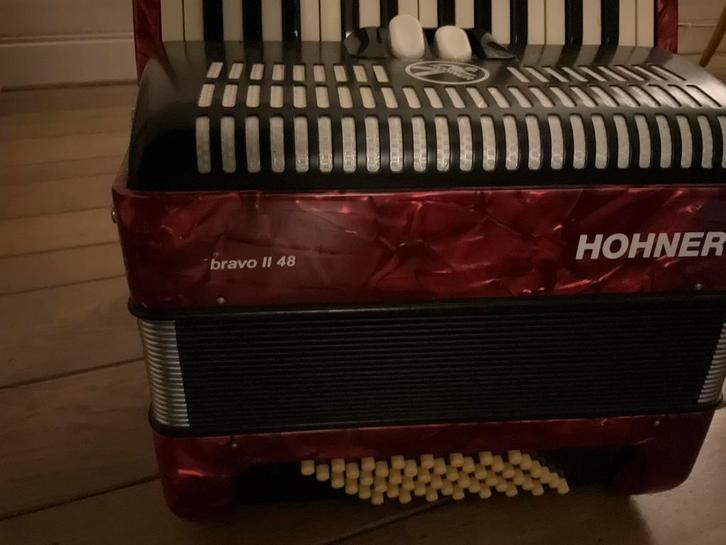 Hohner Bravo II 48 Toetsaccordeon, Muziek en Instrumenten, Accordeons, Zo goed als nieuw, Toetsaccordeon, 48-bas, Hohner, Met riemen