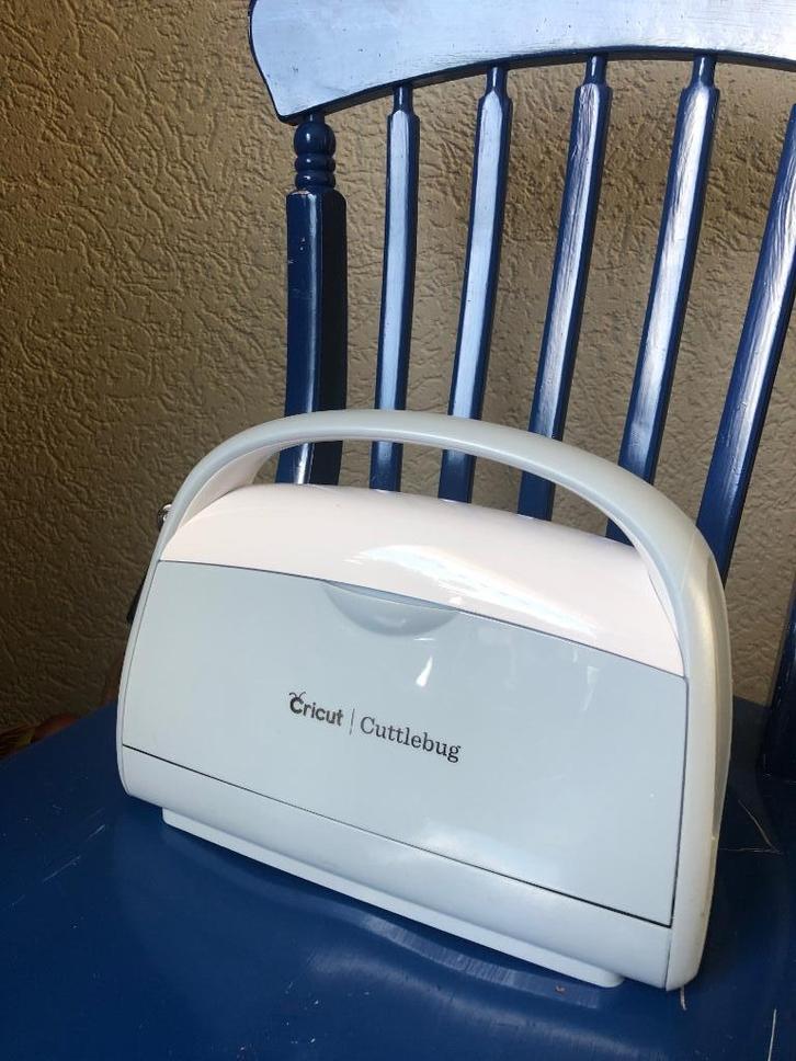 Cricut Cuttlebug embossing machine pakket zeer compleet!, Hobby en Vrije tijd, Knutselen, Zo goed als nieuw, Gereedschap of Toebehoren
