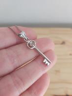 Ketting met zilveren sleutel en rozenkwartz, Ophalen of Verzenden, Zo goed als nieuw, Met edelsteen, Zilver