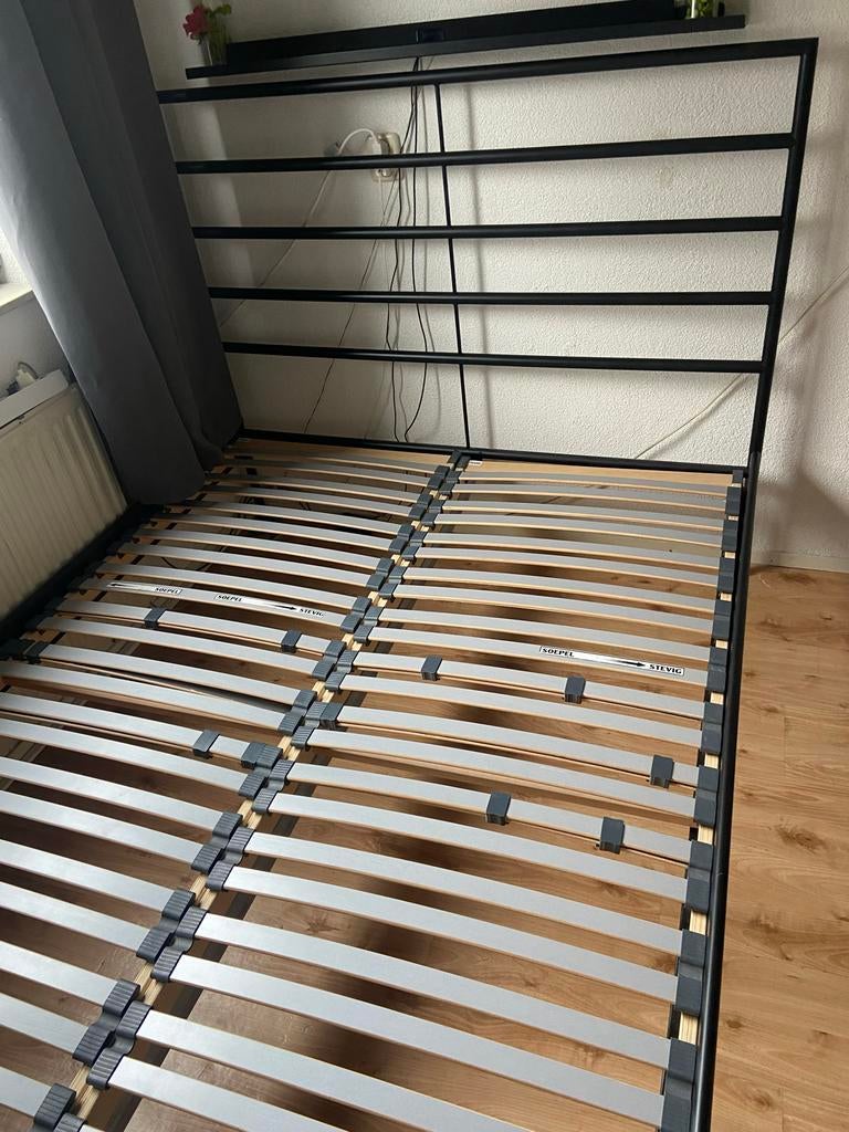 Ikea metalen bedframe 140x200 met lattenbodem, Huis en Inrichting, Slaapkamer | Bedden, Ophalen, Zwart, 140 cm, Zo goed als nieuw