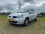 Renault Clio 1.2 55KW Autbas E3 2005 Grijs, Auto's, Renault, Voorwielaandrijving, Stof, Origineel Nederlands, Handgeschakeld
