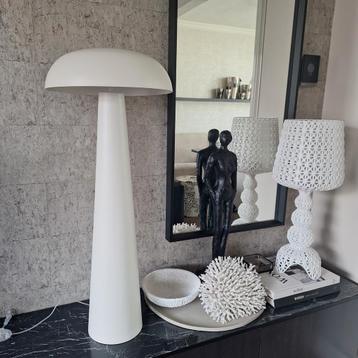 Mat beige metalen vloerlamp japandi stijl 1 meter! beschikbaar voor biedingen