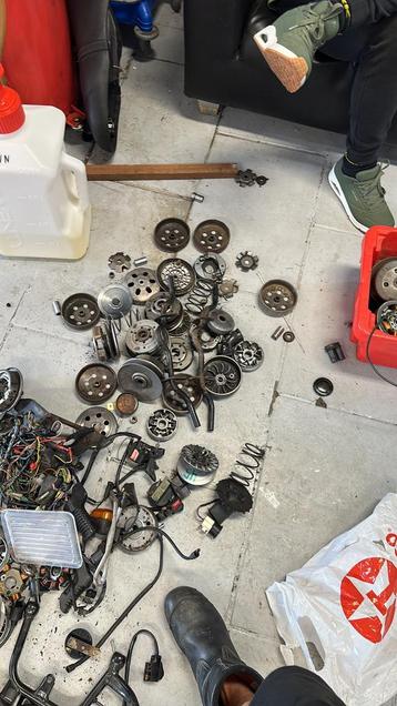 Grote partij scooteronderdelen – Vespa, Zip, Peugeot Fox, beschikbaar voor biedingen