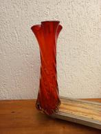 Mooie grote glazen vaas. Swirl. Rood. Vintage. Boho, Antiek en Kunst, Antiek | Glas en Kristal, Ophalen