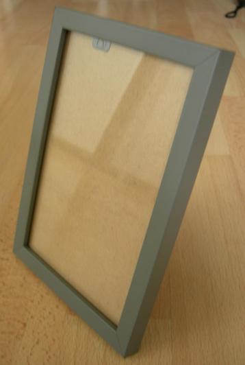 Grijs kunststof fotolijstje. Afmeting 17x11,8 cm Rand 1,1 cm beschikbaar voor biedingen