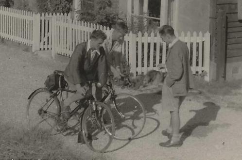 JV63B Sevinoaks Fietsers in een straat 1938 ORIG FOTOKAART, Verzamelen, Ansichtkaarten | Buitenland, Gelopen, Engeland, 1920 tot 1940