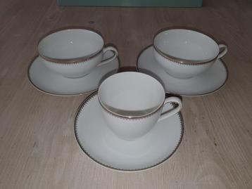 diverse thee kopjes en schotels ( wit met goud randje) beschikbaar voor biedingen