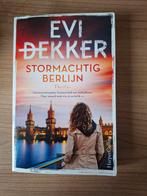 Stormachtig Berlijn - Evi Dekker, Ophalen of Verzenden, Gelezen, Evi Dekker, Nederland