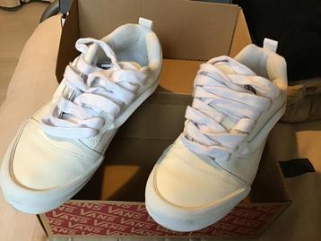 Mooie nieuwe leren witte VANS schoenen. Maat 40.5 beschikbaar voor biedingen