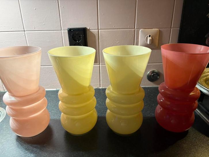 4 moderne gekleurde glazen vazen NIEUW, Huis en Inrichting, Woonaccessoires | Vazen, Nieuw, Overige kleuren, Glas, Ophalen of Verzenden