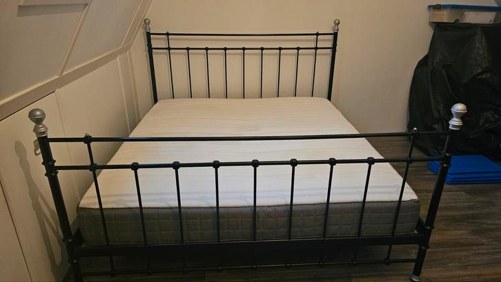 Ikea Bedframe met Matras, Huis en Inrichting, Slaapkamer | Bedden, Zo goed als nieuw, Tweepersoons, 180 cm, 200 cm, Metaal, Zwart