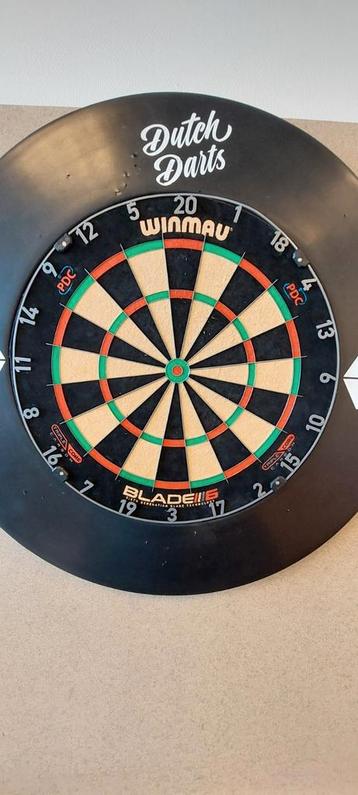 Gebruikt dartbord en surround, incl achterplaat beschikbaar voor biedingen
