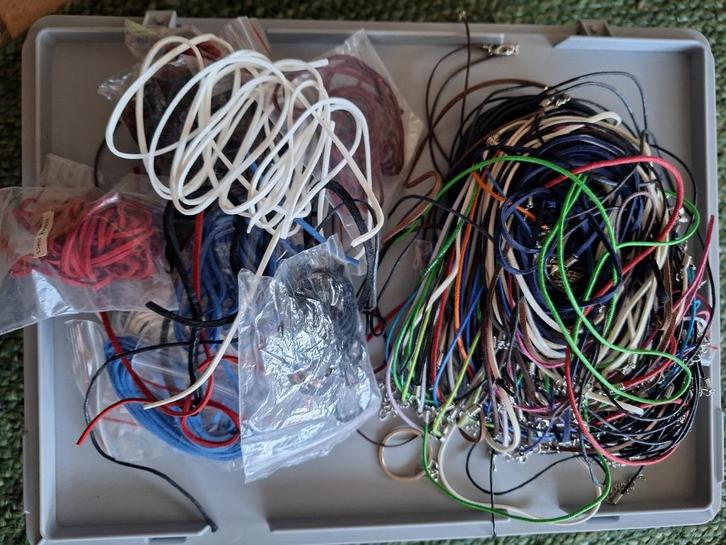 Grote bundel suede koord en kettingen, Sieraden, Tassen en Uiterlijk, Kettingen, Nieuw, Overige materialen, Ophalen of Verzenden