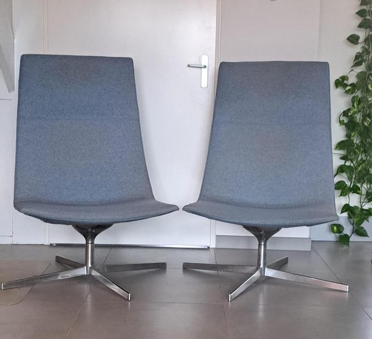 Twee design lounge fauteuils Arper Catifa 70, Huis en Inrichting, Fauteuils, Gebruikt, Metaal, Stof, 50 tot 75 cm, 75 tot 100 cm