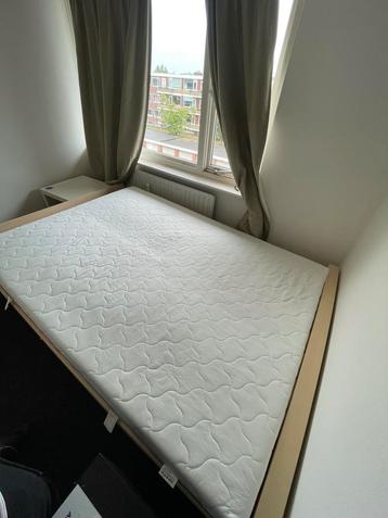 Bed frame with mattress / bedframe met matras beschikbaar voor biedingen