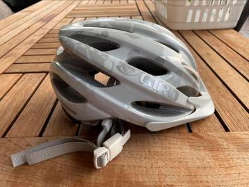 Te koop kinder fietshelm Giro beschikbaar voor biedingen
