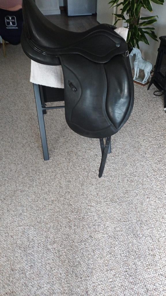 Ikonic Hybrid Light monoblad 18” zadel, Dieren en Toebehoren, Paarden en Pony's | Zadels, Ophalen, Zo goed als nieuw, Dressuur