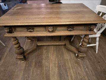 Mooi oude tafel met lades en leeuwenkoppen beschikbaar voor biedingen