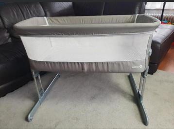 co sleeper (Safety 1st) en gratis box beschikbaar voor biedingen