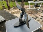 Bronzen sculptuur van een vogel op een metalen voet, Ophalen, Brons