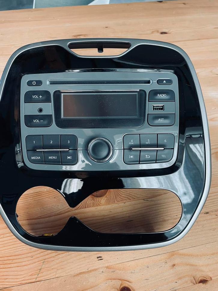 Renault originele autoradio + dashboard omlijsting, Auto diversen, Autoradio's, Zo goed als nieuw, Ophalen of Verzenden