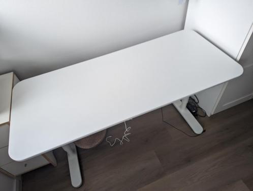 IKEA BEKANT Desk 140x60, Huis en Inrichting, Bureaus, Zo goed als nieuw, Bureau, In hoogte verstelbaar, Ophalen