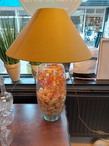 Glazen Lamp met Gouden Kap beschikbaar voor biedingen