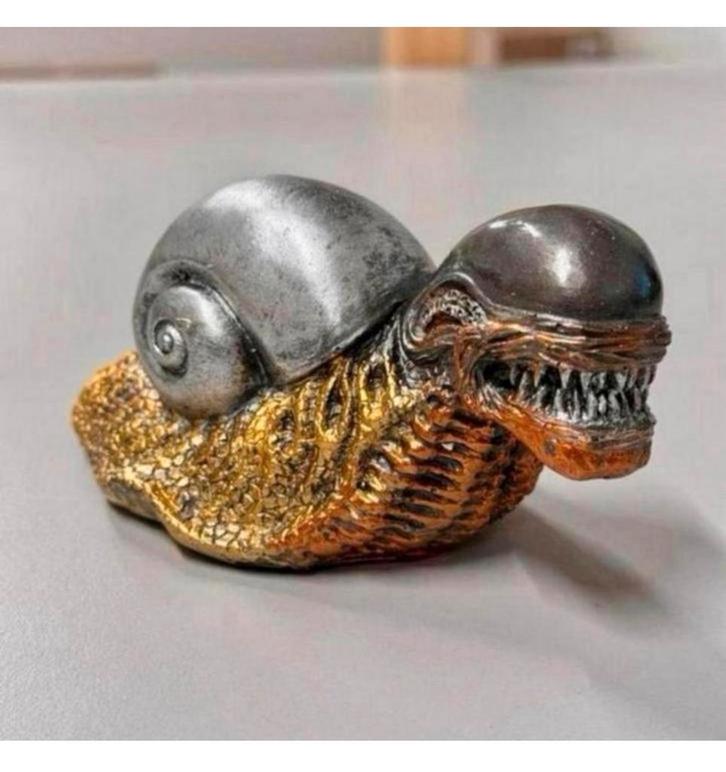 Buitenaardse slak beeld beeldje alien monster slak decoratie, Verzamelen, Beelden en Beeldjes, Nieuw, Fantasy, Ophalen of Verzenden