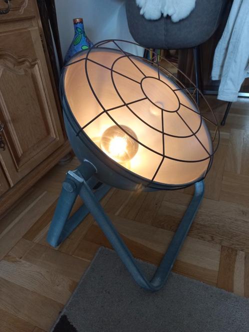 Industriële XL vloerlamp tafellamp schijnwerper betonlook, Huis en Inrichting, Lampen | Tafellampen, Zo goed als nieuw, Minder dan 50 cm