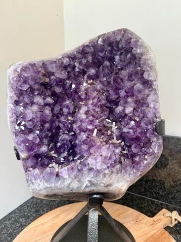 MUSEUMSTUK - Donker Paarse Amethist met Bergkristal - 20.8kg beschikbaar voor biedingen