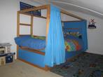 Ikea Kura-bed blauw en wit, inclusief gordijnen, Kinderen en Baby's, Kinderkamer | Stapelbedden en Hoogslapers, Ophalen, Gebruikt