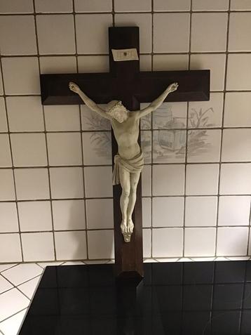 Houten kruisbeeld met corpus in gips beschikbaar voor biedingen