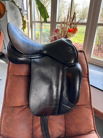 WOW dressuurzadel met tab DWG size 2 18”  beschikbaar voor biedingen