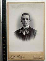 Jonge man met strik, JD Matthieu Amsterdam, Ophalen of Verzenden, Zo goed als nieuw