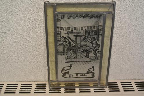 Gebrandschilderd Glas en Loodraampje De Drukker, Antiek en Kunst, Curiosa en Brocante, Ophalen of Verzenden