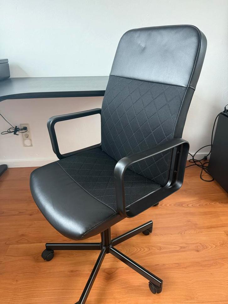 Hoekbureau met bureaustoel IKEA, Huis en Inrichting, Bureaustoelen, Zo goed als nieuw, Bureaustoel, Zwart, Ergonomisch, Ophalen