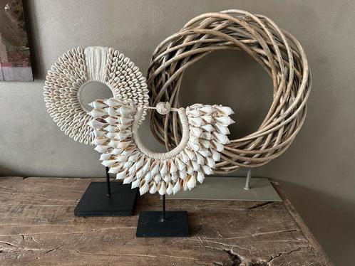 Grote rieten krans op metalen voet, Huis en Inrichting, Woonaccessoires | Kransen, Nieuw, Ophalen of Verzenden