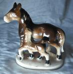 Retro Porseleinen Beeldje van Merrie met Veulen  8cm, Ophalen of Verzenden, Gebruikt, Dier