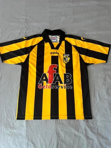 Vitesse voetbalshirt beschikbaar voor biedingen