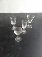 Vier oude kleine glaasjes voor sterke drank. jenever, oid, Antiek en Kunst, Antiek | Glas en Kristal, Verzenden