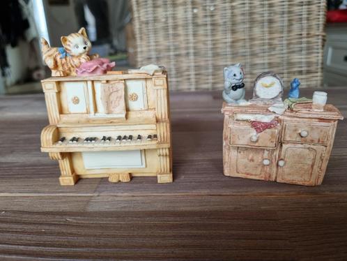 2 Prachtige Vintage Cats Doll House Beelden Piano en Kastje, Verzamelen, Beelden en Beeldjes, Gebruikt, Dier, Verzenden