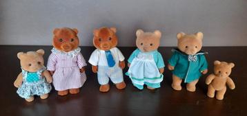Kleine beren familie met kleding 6 stuks beschikbaar voor biedingen