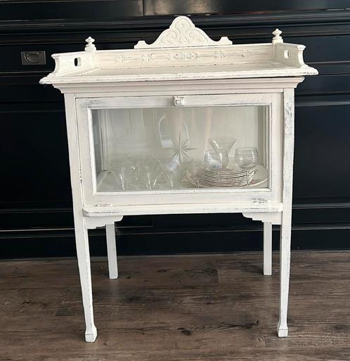 Antiek wit theekastje met servies, Huis en Inrichting, Kasten | Vitrinekasten, Zo goed als nieuw, Minder dan 100 cm, 100 tot 150 cm