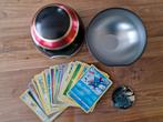 Zwarte pokemon bal/bewaarblik gevuld met 30 kaarten en munt, Hobby en Vrije tijd, Verzamelkaartspellen | Pokémon, Ophalen of Verzenden