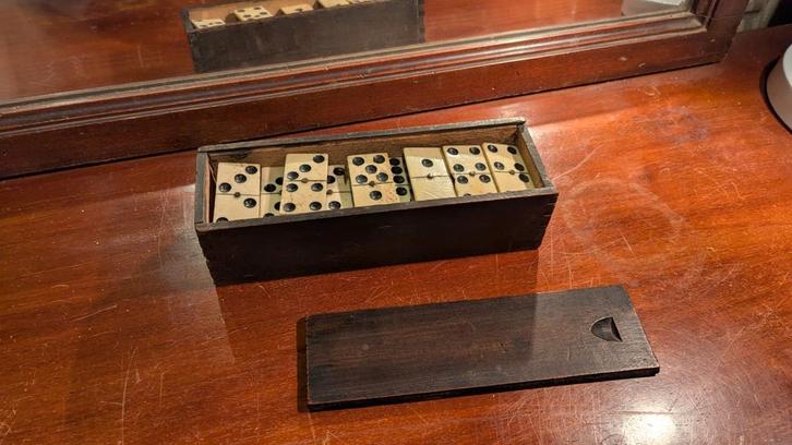 Antiek dominospel van tropisch hardhout en been, Antiek en Kunst, Antiek | Speelgoed, Ophalen of Verzenden